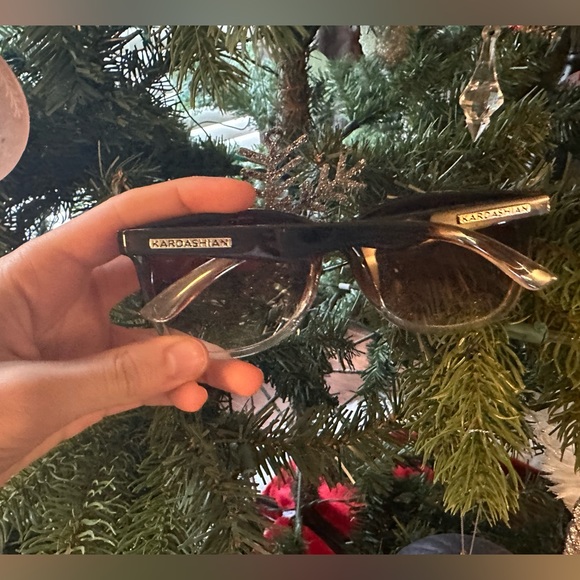 ✨Free with purchase of $75 or more✨ Kardashian sunglasses - Picture 10 of 10